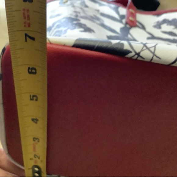 Kenneth Cole Reaction tote bag. Floral, black, red, white with gold snaps - Picture 8 of 8